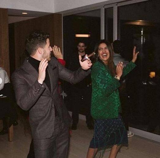 प्रियंका ने अपने इंस्टाग्राम पर कुछ तस्वी रें शेयर की हैं जिनमें वे निक के साथ डांस फ्लोर पर थिरकती नजर आ रही हैं. 