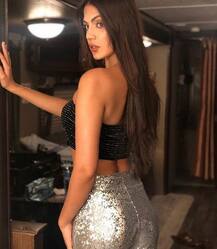 कहीं बिकिनी में तो कहीं टैंक टॉप में जीरो फिगर फ्लॉन्ट कर रही है रिया चक्रवर्ती, देखें तस्वीरें