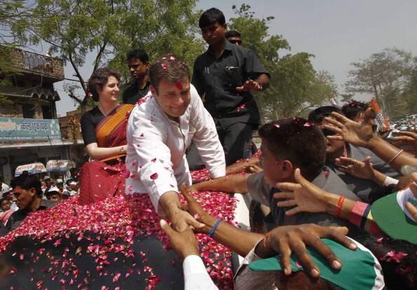 लोगों के बीच किसी मंझे हुए नेता की तरह प्रियंका लोगों से मिल रही थीं. अब प्रियंका गांधी की राजनीति में एंट्री हो गई है. उन्हें कांग्रेस महासचिव का पद दिया गया है और पूर्वी उत्तर प्रदेश का प्रभारी बनाया गया है. प्रियंका गांधी अभी तक अमेठी और रायबरेली में राहुल गांधी और सोनिया गांधी का प्रचार करती रही हैं. photo- Getty Images