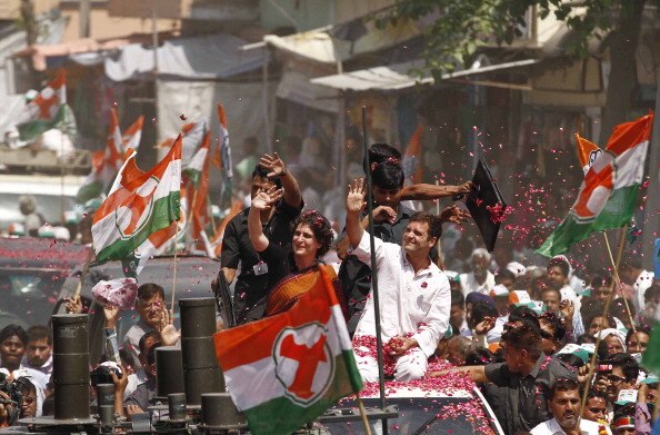 बात 2014 की है जब राहुल गांधी अमेठी में नॉमिनेशन फाइल करने पहुंचे थे. 12 अप्रैल 2014 को उस वक्त दल बल के साथ राहुल ने रोड शो भी किया था. इन सबके बीच जो उनके कंधे से कंधा मिलाकर चलने वाली और उनकी सबसे बड़ी ताकत बनकर उभरी थीं वो और कोई नहीं बल्कि प्रियंका गांधी थीं. खुली गाड़ी में भाई राहुल के साथ बहन प्रियंका लोगों का अभिवादन स्वीकार करते हुए आगे बढ़ रही थीं. ऐसा लग रहा था प्रियंका ही राहुल की गार्डियन हैं और ये सच भी तो था. चुनाव प्रचार से लेकर बूथ मैनेजमेंट तक सब प्रियंका ने संभाला था. photo- Getty Images
