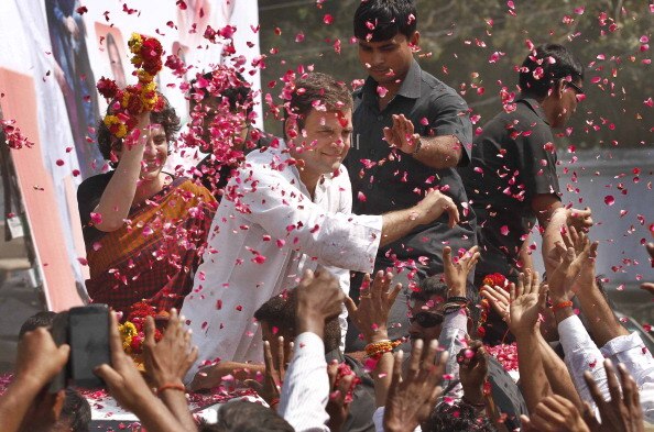 जनता से कनेक्ट करने में प्रियंका अपने भाई राहुल से बेहतर मानी जाती हैं. पहली बार लोगों ने उनका लोहा 1999 में माना. जहां उनके चाचा जैसे अरूण नेहरू बीजेपी से चुनाव लड़ रहे थे. जबकि गांधी परिवार के क़रीबी कैप्टन सतीश शर्मा कांग्रेस के उम्मीदवार थे. अमेठी में मां का चुनाव प्रचार छोड़ कर वे सीधे रायबरेली पहुंच गईं. उन्होंने भाषण शुरू किया “ यहां से बीजेपी के जो उम्मीदवार हैं उन्होंने मेरे परिवार की पीठ में छुरा घोंपा है. आपने ऐसे ग़द्दार आदमी को रायबरेली में घुसने कैसे दिया’ उनका इतना कहते ही सन्नाटा छा गया.प्रियंका के इस बयान ने रायबरेली का चुनावी माहौल बदल दिया. कैप्टन जीत गए. photo- Getty Images