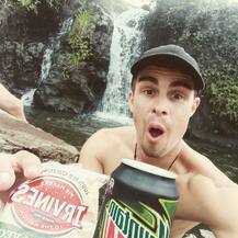 वैलेंटाइन डे पर डेटिंग के लिए खुद को बेच रहा है ये आदमी, वो भी सिर्फ 720 रूपए में