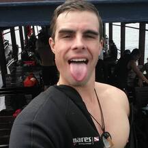 वैलेंटाइन डे पर डेटिंग के लिए खुद को बेच रहा है ये आदमी, वो भी सिर्फ 720 रूपए में