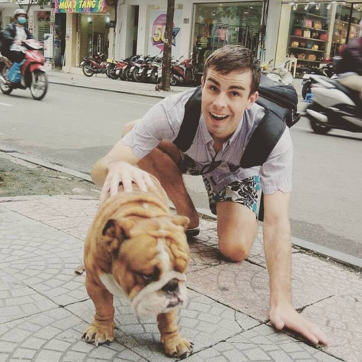 12 साल की उम्र में ब्रेन में खून बहने से मरते-मरते बचा पीटर अब खुद को सेल कर रहा है ताकि महिलाएं रोमांटिक महसूस कर सकें.