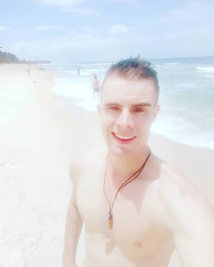 पीटर ने इसके लिए फेसबुक पर एक विज्ञापन भी दिया है. जहां पर महिलाओं के लिए आठ तरह के डेटिंग पैकेज हैं. ये डेटिंग पैकेज सिर्फ वैलेंटाइन वीक के लिए है.