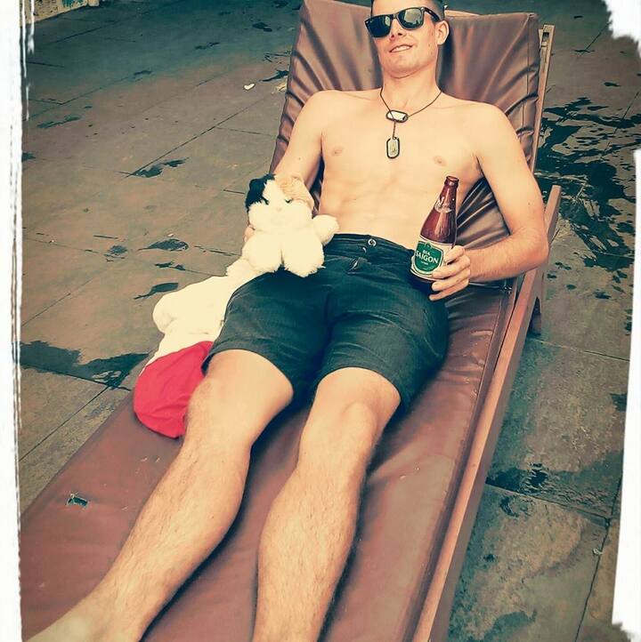 पीटर ने विज्ञापन की हेडिंग में लिखा है कि वैलेंटाइन डे पर मुझे रेंट पर लें. पीटर ने पैकेज में कई तरह के गिफ्टस आइटम साथ लाने के प्राइज अलग रखे हैं. यहां तक कि फोटो खिंचवाने, मैकडी में मील खाने और स्पा जाने तक की अलग है.