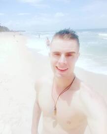 वैलेंटाइन डे पर डेटिंग के लिए खुद को बेच रहा है ये आदमी, वो भी सिर्फ 720 रूपए में