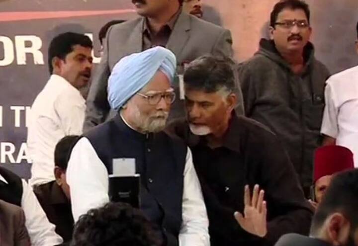 चंद्रबाबू नायडू की इस भूख हड़ताल में कांग्रेस अध्यक्ष राहुल गांधी और नेशनल कॉन्फ्रेंस के चीफ फारुख अब्दुला पहुंचे. नायडू अपने मंत्रियों, पार्टी के विधायकों, एमएलसी और सांसदों के साथ धरना दे रहे हैं.