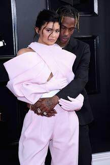 Grammy Award 2019: कैमरे के आगे पार्टनर संग इंटीमेट होती नजर आई काइली जेनर, देखें तस्वीरें