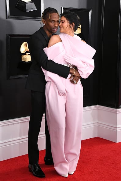 दोनों बेपरवाह होकर एक-दूसरे को किस करते रहे. 