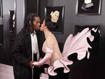 Grammy Award 2019: कैमरे के आगे ये हसीना भी पार्टनर को किस करती दिखीं, देखें तस्वीरें