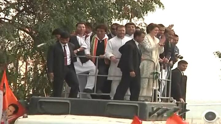 कांग्रेस की महासचिव प्रियंका गांधी वाड्रा ने सोमवार को अपने भाई व कांग्रेस अध्यक्ष राहुल गांधी के साथ रोड शो शुरू किया. पार्टी की पूर्वी उत्तरप्रदेश की प्रभारी महासचिव बनाए जाने के बाद यह लखनऊ का उनका पहला दौरा है. पार्टी महासचिव पूर्वी उत्तरप्रदेश के प्रभारी ज्योदिरादित्य सिंधिया भी दोनों के साथ मौजूद हैं.