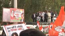 लखनऊ: राहुल, सिंधिया के साथ प्रियंका के रोड शो का आगाज, कार्यकर्ताओं ने किया भव्य स्वागत