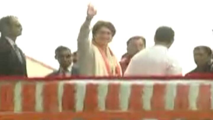 इससे बाद प्रियंका गांधी, राहुल गांधी व सिंधिया के साथ हवाईअड्डे के बाहर खड़ी फूलों से सजाई गई खुली बस में सवार हो गईं. यह पूरे शहर से होती हुई पार्टी मुख्यालय तक जाएंगी.