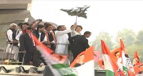 रोड शो के दौरान प्रियंका गांधी और राहुल गांधी ने अपने हाथों में राफेल विमान का कटआउट भी उठाया. बता दें कि दिल्ली से निकलने से पहले चंद्रबाबू नायडू के मंच पर पहुंचे थे. यहां राहुल ने राफेल पर अपने आरोपों को दोहराते हुए प्रधानमंत्री पर हमला भी बोला था. रोड शो के दौरान कई कार्यकर्ता चौकीदार चोर है के नारे लगाते नजर आ रहे हैं.