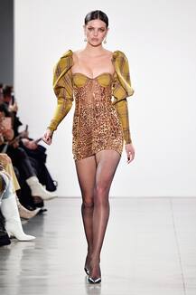 इस फैशन शो में ट्रांसपेरेंट कपड़ों में बदन दिखाती नजर आईं मॉडल, देखें तस्वीरें