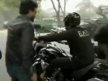 प्रियंका लखनऊ में तो दिल्ली की सड़कों पर बाइक चलाते दिखे रॉबर्ट वाड्रा, देखें वीडियो