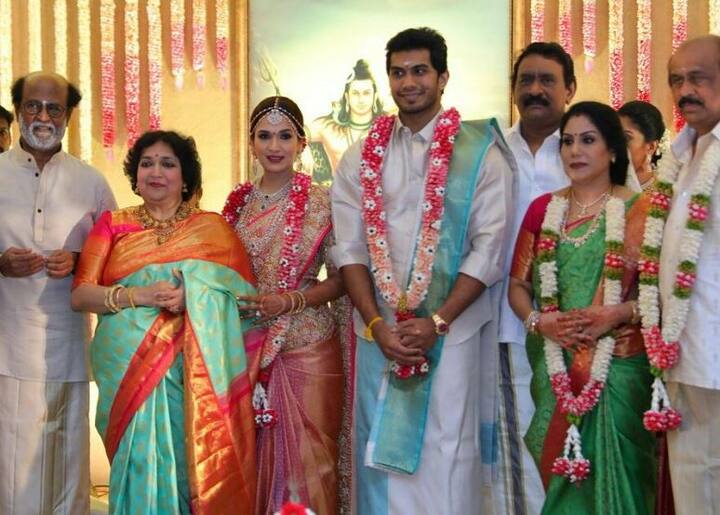 इस तस्वीर में आप देख सकते हैं कि सौंदर्या की शादी में उनके परिवार और उनके पति विशगन के परिवार वाले नजर आ रहे हैं.