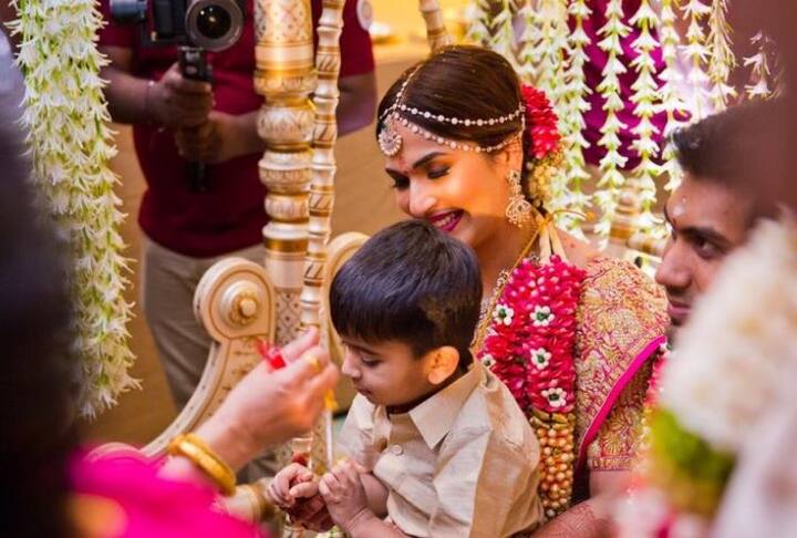 सौंदर्या की ये दूसरी शादी है और उनका एक बेटा भी है. आप इस तस्वीर में देख सकते हैं कि अपनी मम्मी की शादी में उनका बेटा किस तरह मस्ती कर रहा है.