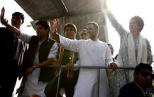 प्रियंका गांधी ने रोड शो में की \'लकी बस\' की सवारी, जानिए क्यों है कांग्रेस पार्टी के लिए यह खास