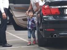 VIDEO: मीडिया को देखकर तैमूर अली खान ने कहा कुछ ऐसा, पैपराजी नहीं रोक पाई अपनी हंसी