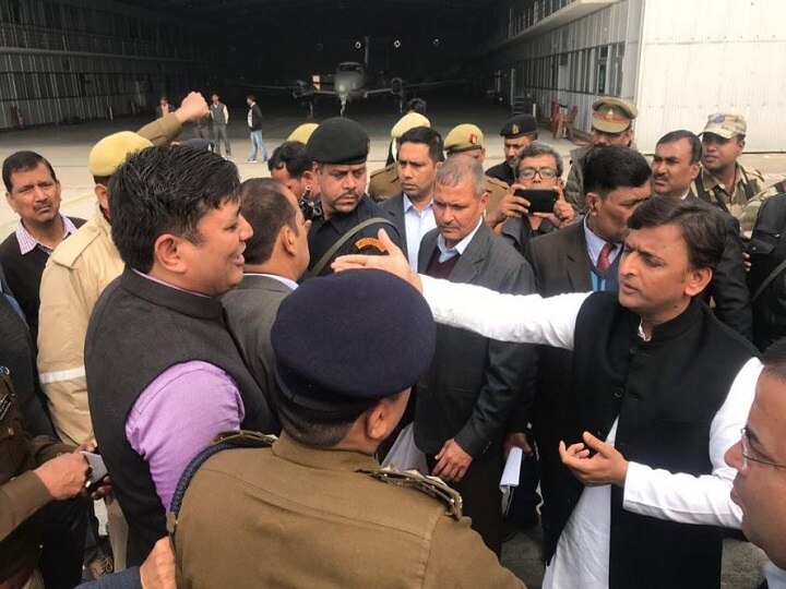 former UP CM Akhilesh Yadav stopped by administration on Lucknow Airport यूपी: अखिलेश यादव को रोके जाने के मामले ने पकड़ा तूल, सपा कार्यकर्ताओं ने किया लखनऊ एयरपोर्ट का घेराव