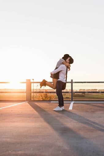 झप्पी देने से तनाव को आसानी से दूर किया जा सकता है. क्या आप जानते हैं इसीलिए हर साल वैलेंटाइंस वीक से पहले 21 जनवरी को हगिंग डे दुनियाभर में मनाया जाता है. 