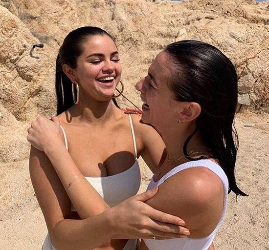 सेलेना गोमेज ने बताया कि ये गेट-टूगेदर उनकी दोस्त मिसेज लोपेज के लिए है. जो जल्द ही किसी और की होंगी. 