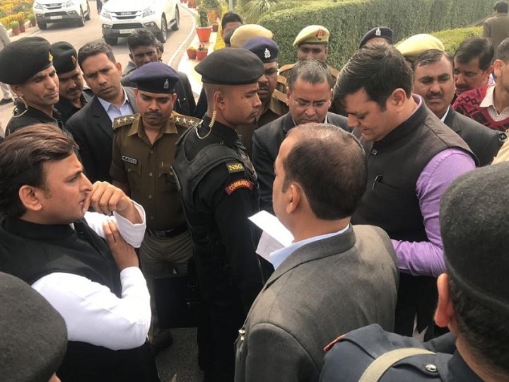 Akhilesh yadav stopped by administration on Lucknow airport Ramgopal Yadav said the unannounced emergency situation has come लखनऊ: अखिलेश को रोके जाने पर भड़के रामगोपाल यादव, कहा- अघोषित आपातकाल की स्थिति आ गई है