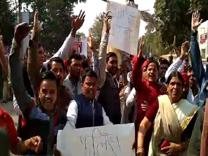   UP:The anger of the SP workers blown up after Akhilesh's stopped at airport, protest continues in Prayagaraj-Barabanki-Sambhal-and Jhansi यूपी: अखिलेश को रोके जाने से भड़का सपा कार्यकर्ताओं का गुस्सा, प्रयागराज-बाराबंकी-संभल और झांसी में प्रदर्शन