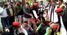 यूपी: सीएम सिटी में सपा कार्यकर्ताओं और पुलिस के बीच धक्‍का-मुक्‍की, कई हिरासत में लिए गए