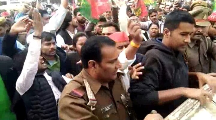 इसके बावजूद कार्यकर्ताओं का गुस्सा शांत नहीं हुआ. उन्हें हिरासत में लेने के लिए पुलिस को काफी मशक्कत करनी पड़ी. सपा कार्यकर्ता भी सड़क पर लेटकर खुद को हिरासत से बचाने का प्रयास करते रहे. जैसे-तैसे पुलिसकर्मियों ने उन्हें काबू में करके हिरासत में लिया.