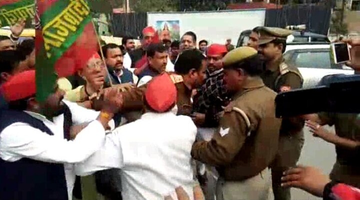 इस बीच कार्यकर्ता मोदी और योगी विरोधी नारे लगाते रहे. इसी बीच पुलिस ने सपा के जिलाध्यक्ष प्रहलाद यादव, नगर अध्यक्ष जियाउल इस्लाम, पूर्व प्रदेश प्रवक्ता कीर्ति निधि पाण्डेय, सपा के पूर्व नगर सचिव आफताब अहमद, पूर्व नगर अध्यक्ष शाहाब अंसारी समेत दर्जनों कार्यकर्ताओं को पुलिस ने हिरासत में लिया.