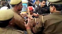 यूपी: सीएम सिटी में सपा कार्यकर्ताओं और पुलिस के बीच धक्‍का-मुक्‍की, कई हिरासत में लिए गए
