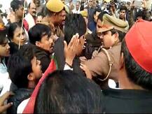 यूपी: सीएम सिटी में सपा कार्यकर्ताओं और पुलिस के बीच धक्‍का-मुक्‍की, कई हिरासत में लिए गए