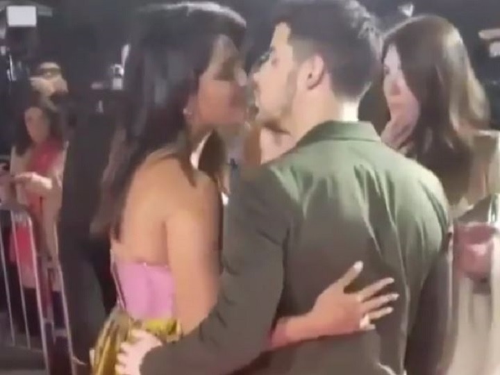 Priyanka Chopra, Nick Jonas attend film Isn’t It Romantic premiere, kissing video goes viral पति निक के साथ इवेंट में KISS करती दिखीं प्रियंका चोपड़ा, दोनों का VIDEO हुआ वायरल