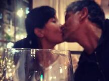 वैलेनटाइन्स डे से पहले रोमांटिक अंदाज में पत्नी को KISS करते दिखे मिलिंद सोमन