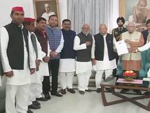 अखिलेश की उड़ान रोकने पर बढ़ा विवाद, SP-BSP प्रतिनिधिमंडल ने की राज्यपाल से मुलाकात