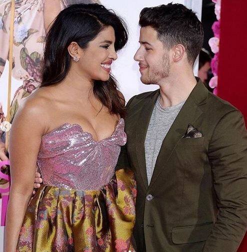 इस तस्वीर को पोस्ट करते हुए प्रियंका चोपड़ा ने लिखा कि तुम ऐसे देखते हुए पकड़े गए हो.