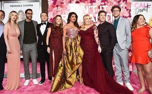 निक के इस कमेंट के बाद फैंस उस पर खूब कमेंट्स कर रहे हैं और लिख रहे हैं कि काश कोई हमें भी ऐसे ही घूरता.