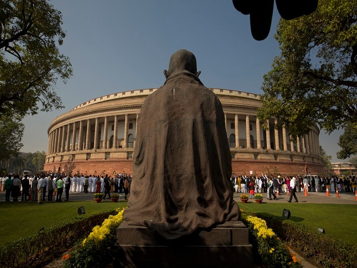 16वीं लोकसभा के सत्र का आज आखिरी दिन है, अप्रैल मई में लोकसभा चुनाव हैं और उससे पहले संसद के बजट सत्र में आज आखिरी कामकाजी दिन होगा. पिछले पांच साल में संसद में कई अहम वाकये हुए, इस दौरान कौन से मुद्दे छाए रहे, कौन से बयान चर्चित हुए, और कौन सी हस्तियों ने सुर्खियों बटोरी. इन सभी लम्हों को समेटे 16वीं लोकसभा की 16 कहानियों वाली ये विशेष फोटो गैलरी देखिए.....