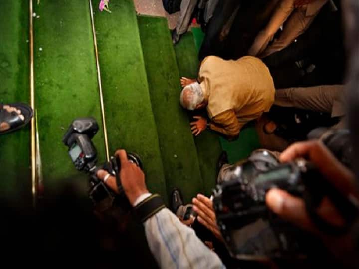 संसद में मोदी का आगाज भी यादगार रहा. 20 मई 2014 को बीजेपी संसदीय दल और सहयोगी दलों की बैठक में शामिल होने के लिए जब पीएम मोदी संसद पहुंचे तो उन्होंने संसद भवन की जमीन पर झुककर प्रणाम किया, जैसे श्रद्धालु पवित्र मंदिर में करते हैं. संसद भवन के इतिहास में उन्होंने ऐसा करके सभी सांसदों के लिये उदाहरण पेश किया. बैठक में नरेन्द्र मोदी को सर्वसम्मति से बीजेपी और एनडीए का नेता चुना गया था.