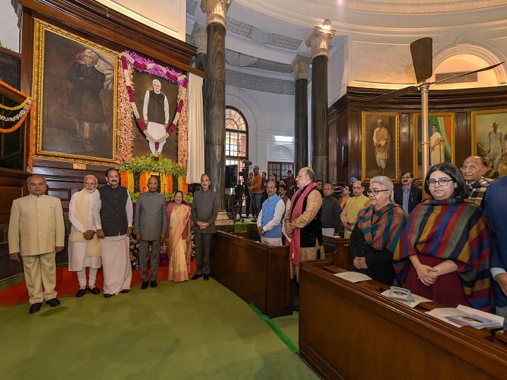 संसद के सेंट्रल हॉल में पूर्व प्रधानमंत्री अटल बिहारी वाजपेयी का पोट्रेट लगाया गया. इस दौरान पीएम मोदी ने अटल बिहारी को याद करते हुए भावुक हो गए और उन्हें पिता तुल्य बताया. पूर्व प्रधानमंत्री अटल बिहारी वाजपेयी का यह पोर्ट्रेट लाइफ साइज का है. वृंदावन के चित्रकार कृष्ण कन्हाई ने इस फोटो को तैयार किया है. संसद भवन के सेंट्रल हॉल का खासा महत्व है.