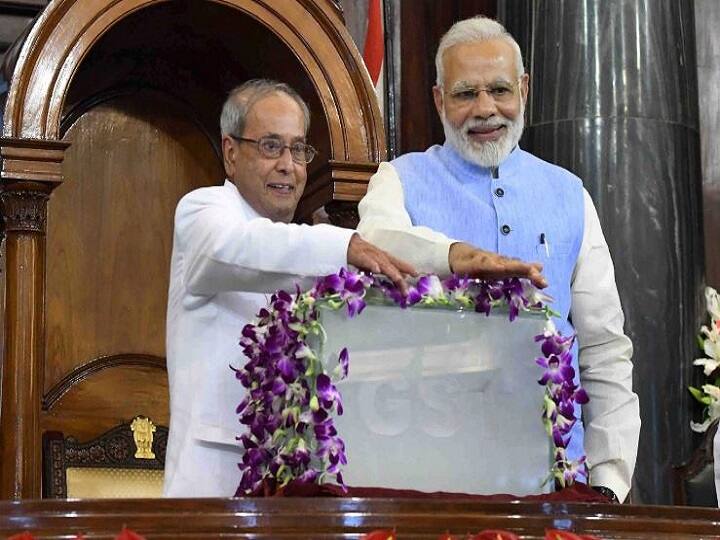 गुड्स एंड सर्विसेट टैक्स मोदी सरकार की ओर से लाई गई बहुत महत्वपूर्ण कर व्यवस्था है. जीएसटी को एक जुलाई 2017 को लागू किया गया था. जिसे सरकार और कई अर्थशास्त्रियों ने आजादी के बाद सबसे बड़ा आर्थिक सुधार बताया. 30 जून की आधी रात संसद के सेंट्रल हाल में विशेष सत्र बुलाकर मोदी सरकार ने देश में जीएसटी लागू कर दिया था. कांग्रेस अध्यक्ष राहुल गांधी इसे गब्बर सिंह टैक्स बताकर इस पर सवाल उठाते आ रहे हैं.
