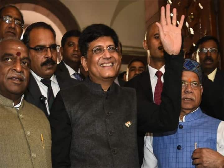 इस बार बजट के दौरान आम आदमी को टैक्स स्लैब में बदलाव की काफी उम्मीद थी. इस बीच जैसे ही कार्यवाहक वित्त मंत्री पीयूष गोयल ने ऐलान किया कि 5 लाख रुपये तक की आय पर किसी तरह का आयकर नहीं लगेगा, तो एनडीए के सांसदों सदन में मोदी मोदी के नारे के साथ मेज थपथपाना शुरू कर दिया. काफी देर तक सदन में मोदी-मोदी के नारे का शोर गूंजता रहा. बता दें कि इससे पहले टैक्स स्लैब ढाई लाख रुपये तक था.