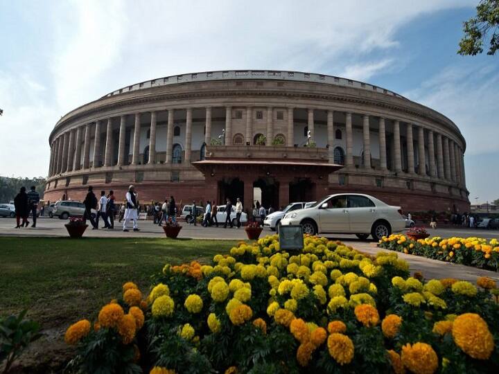 मोदी सरकार के राज में 16 वीं लोकसभा कामकाज के मामले में बहुत आगे रही. मई 2014 से शुरु हुई लोकसभा में 8 जनवरी 2019 तक 16 सत्रों में 321 बैठकें हुईं. इस दौरान लोकसभा में 216 बिल लाए गए जिसमें से 200 बिल पास भी हुए. 16 वीं लोकसभा में चर्चा के दौरान सांसदों ने 77,365 प्रश्न पूछे गए. जीएसटी, राफेल और तीन तलाक जैसे अहम मुद्दों पर विपक्ष ने सरकार को कई बार घेरा जिसकी वजह से लोकसभा में कई बार कार्यवाही रोकनी भी पड़ी. औसतन 70 दिनों तक लोकसभा की कार्यवाही स्थगित करनी पड़ी.