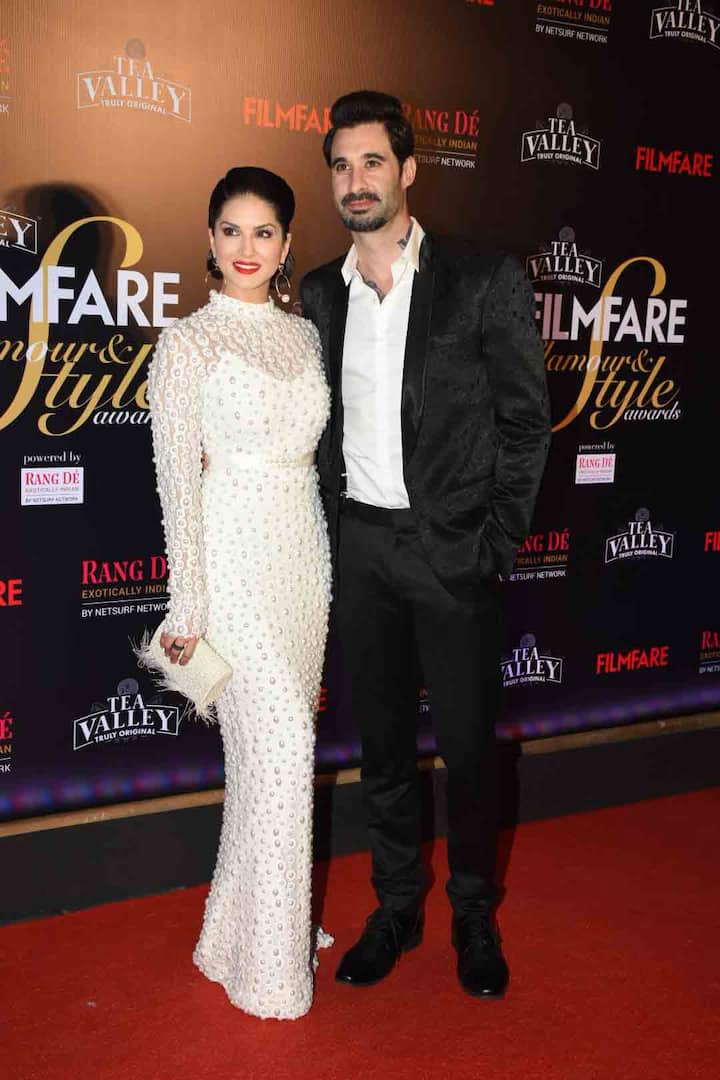 सनी लियोनी इस अवॉर्ड शो में हसबैंड डेनियल के साथ पहुंचीं.