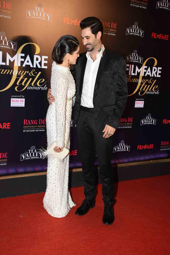 बॉलीवुड की इस हॉट जोड़ी का ये अंदाज सभी को खूब भा रहा है.