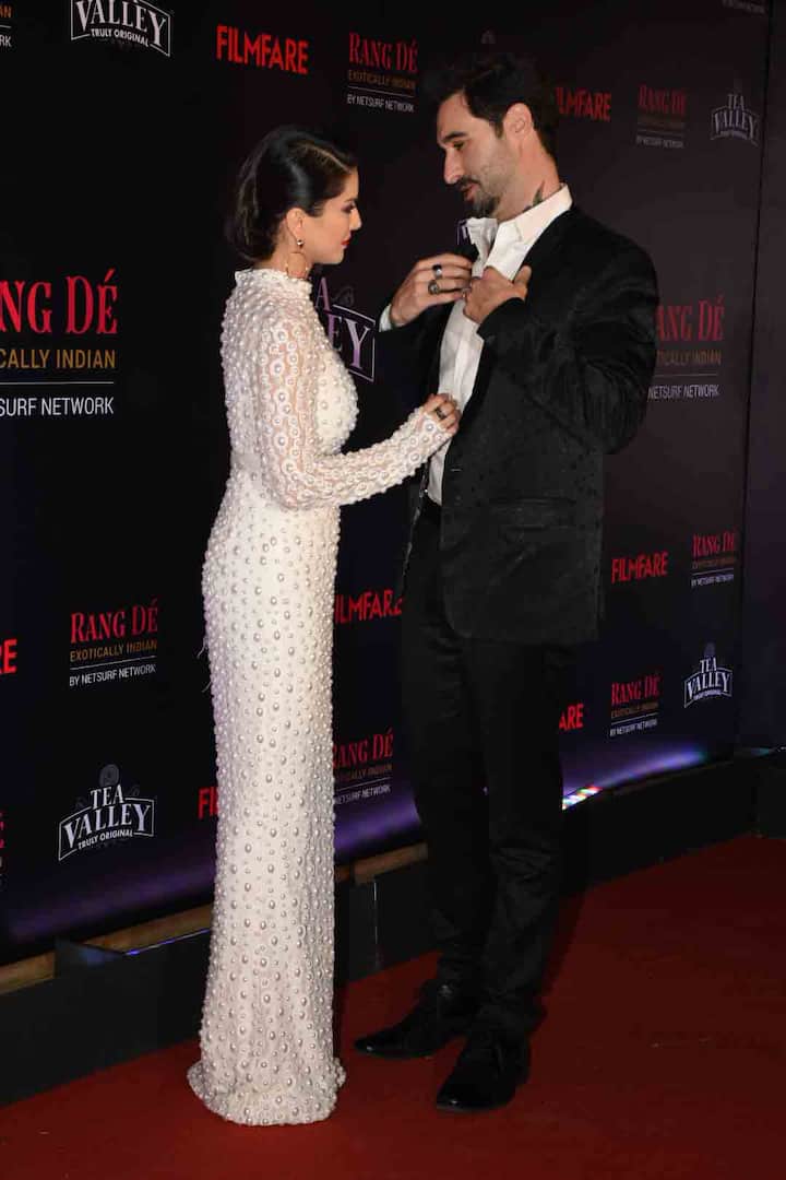 यहां रेड कार्पेट पर सनी लियोनी हसबैंड के ड्रेस को भी सही करती दिखीं. 