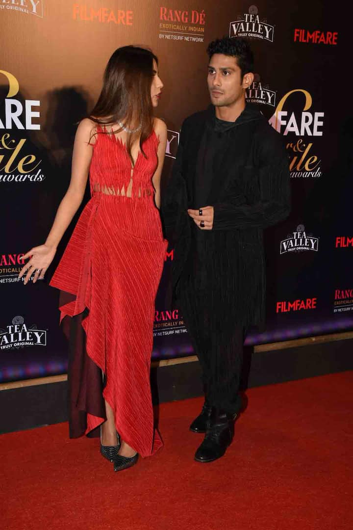 शादी के बाद पहली बार ये जोड़ी किसी अवॉर्ड शो में नज़र आई है.